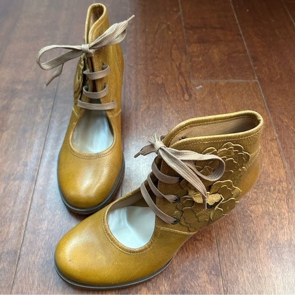 Diversity in Unity Whimsigoth Floral Applique Brown Leather Shoes, Size 8-8.5 - Picture 11 of 16